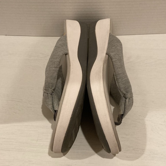 Clarks Cloudsteppers Women’s Size 11 Soft Cushion Flip Flop Sandals Grey Fabric - Picture 5 of 10